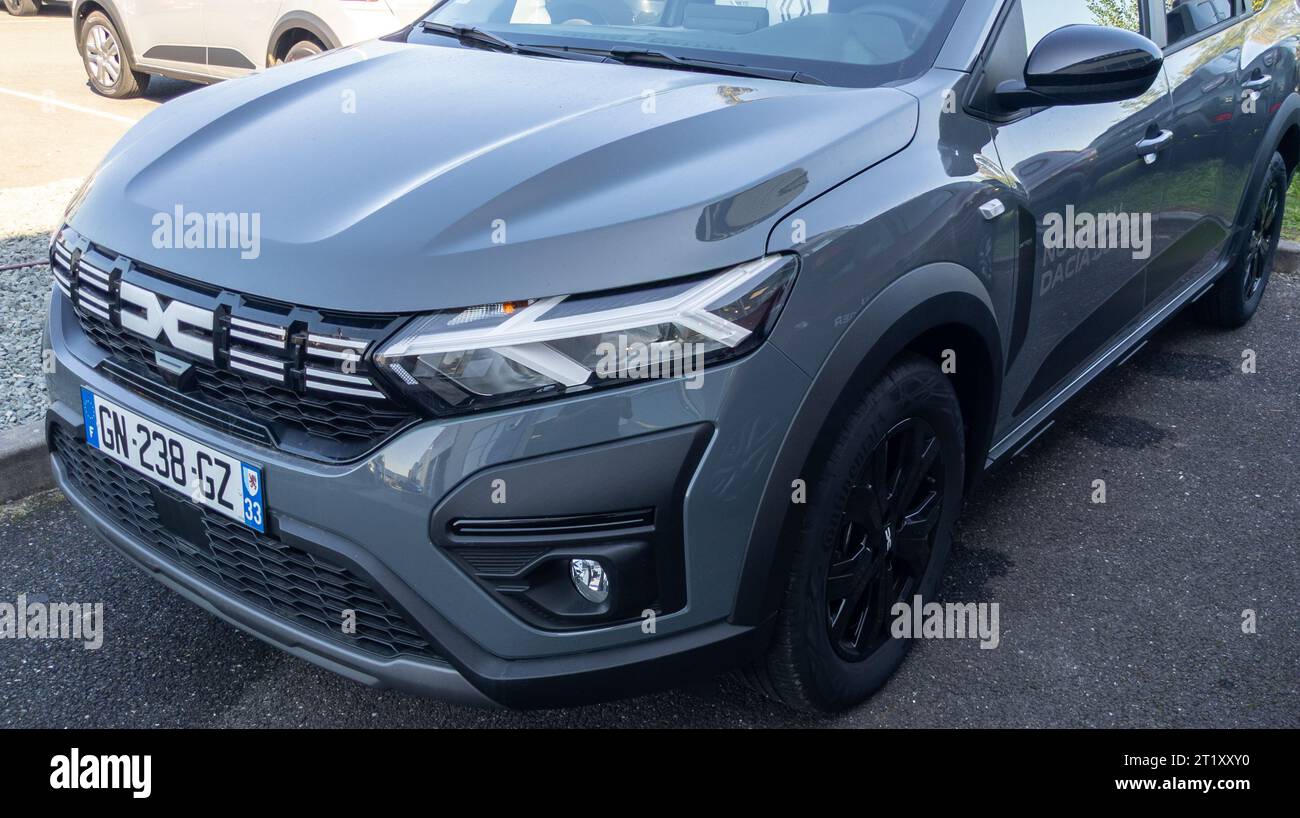 Bordeaux , Frankreich - 10 11 2023 : Dacia Jogger Auto Logo brandneues DC Front Zeichen Text Detail modernes suv SW Fahrzeug aus Rumänien Stockfoto
