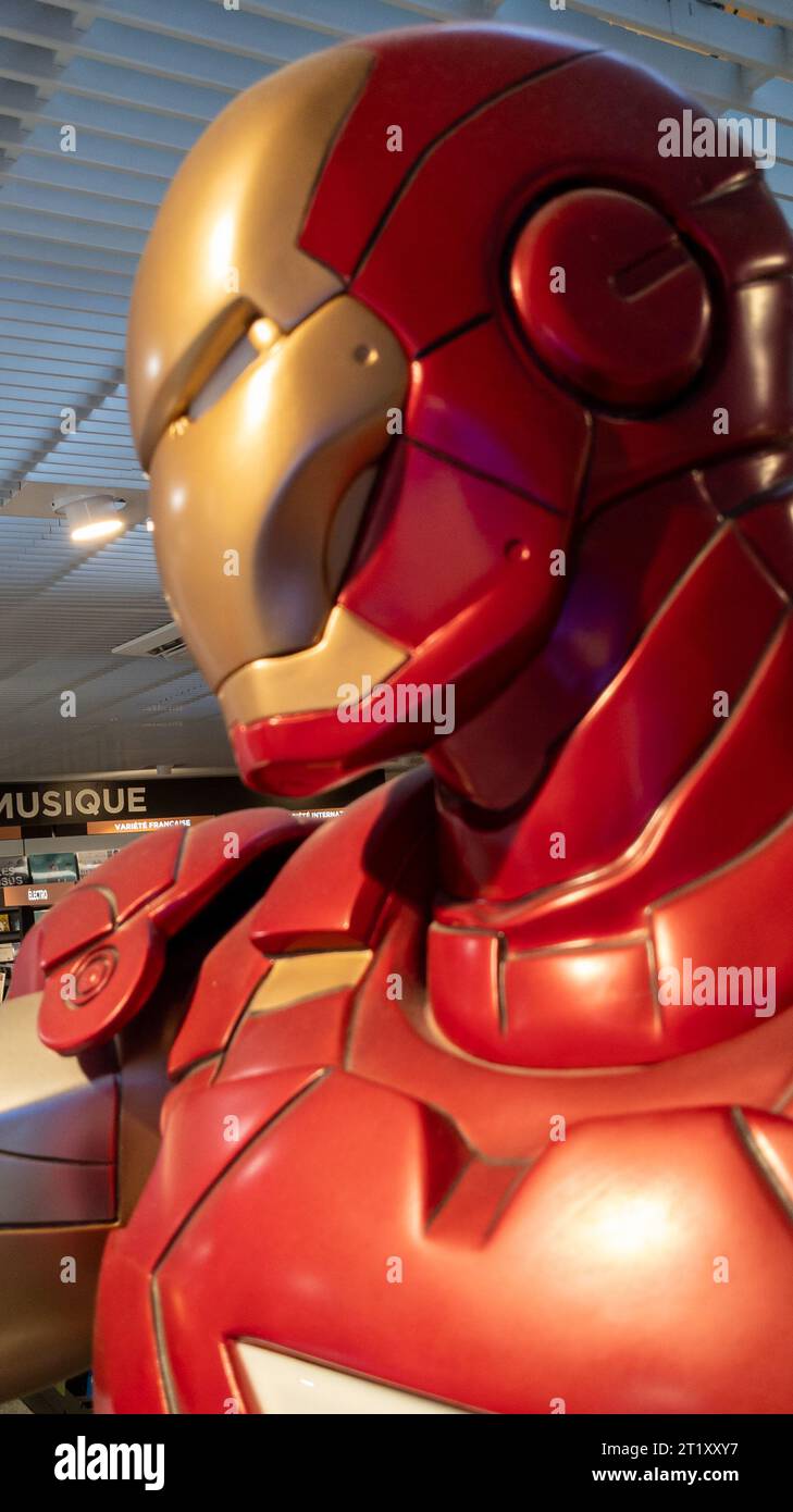 Bordeaux , Frankreich - 10 06 2023 : IRONMAN Figurenmodell Riese Iron man staunen beliebte Spielzeuge Superhelden von Avengers Stockfoto