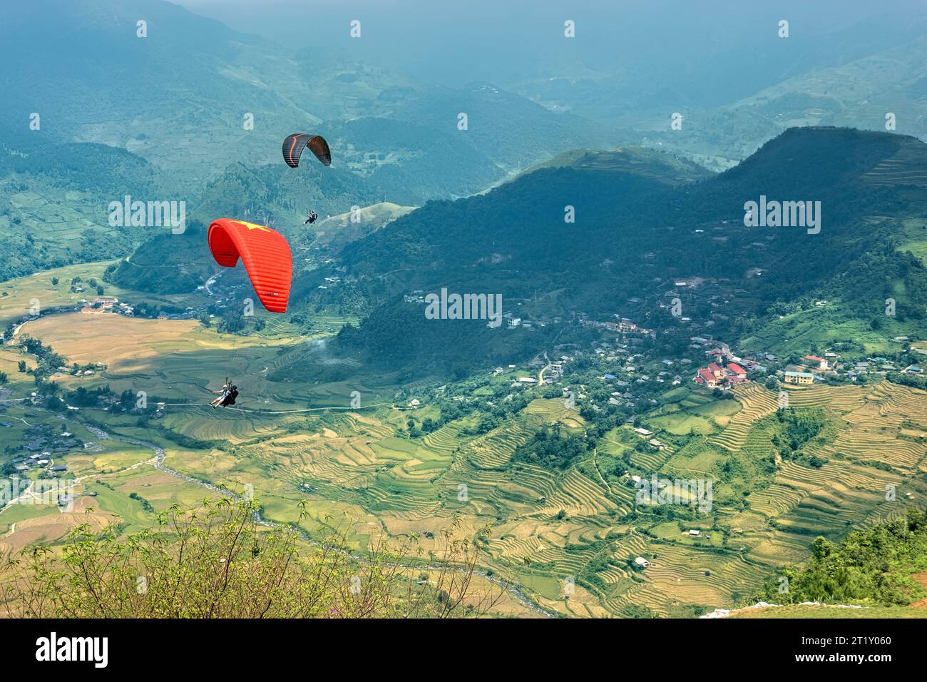 Gleitschirmfliegen über den Reisterrassen, Mu Cang Chai, Yen Bai, Vietnam Stockfoto