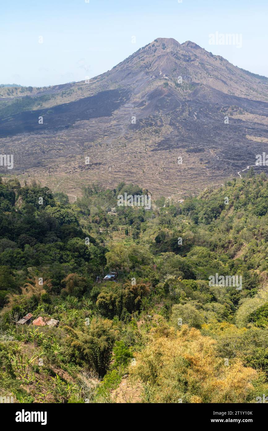 Blick auf den Vulkan Batur (Gunung Batur). Kintamani, Bangli, Bali, Indonesien. Stockfoto