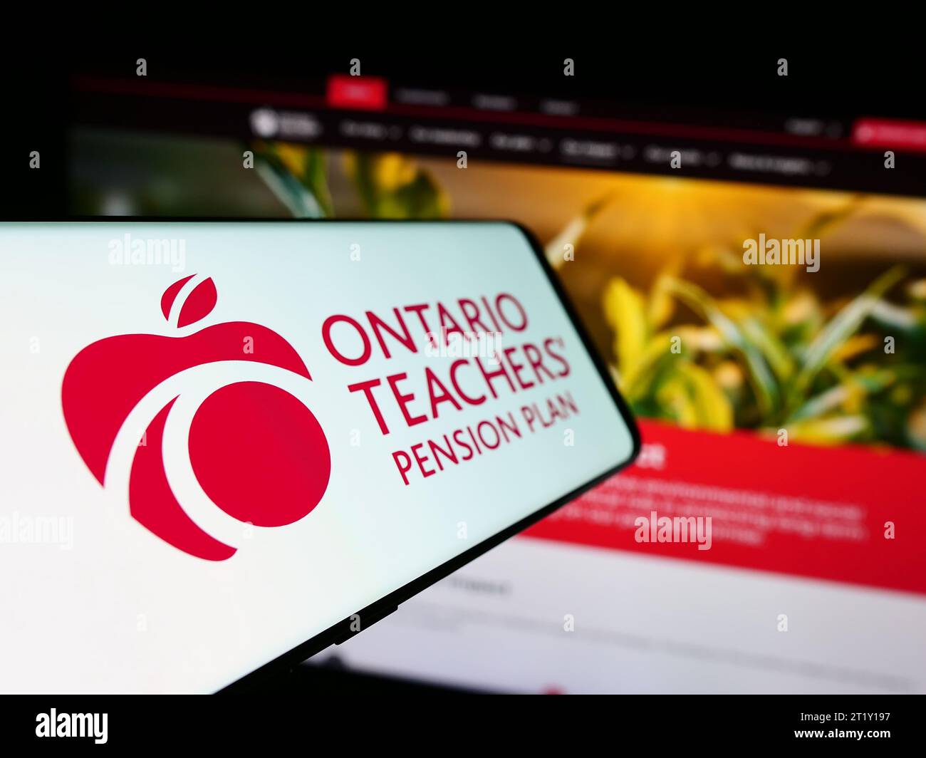 Handy mit Logo der Organisation Ontario Teachers' Pension Plan Board (OTPP) vor der Website. Fokussieren Sie sich auf die linke Mitte des Telefondisplays. Stockfoto