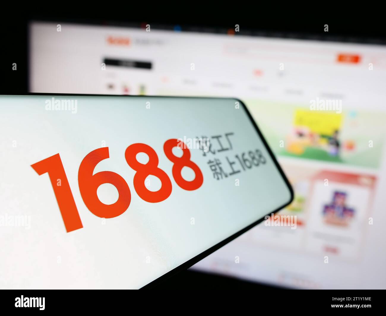Smartphone mit Logo des chinesischen Online-Shops 1688.com (Alibaba) vor der Business-Website. Fokus auf der linken Seite des Telefondisplays. Stockfoto