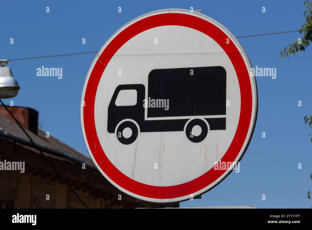 Verkehrs- und Straßenschild kein Lkw verboten. Stockfoto
