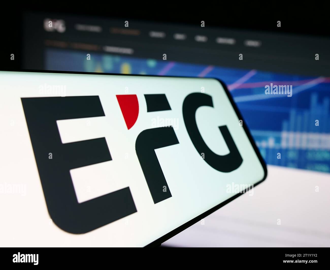 Mobiltelefon mit Logo der Schweizer Privatbank EFG International AG vor der Business-Website. Konzentrieren Sie sich auf die Mitte des Telefondisplays. Stockfoto