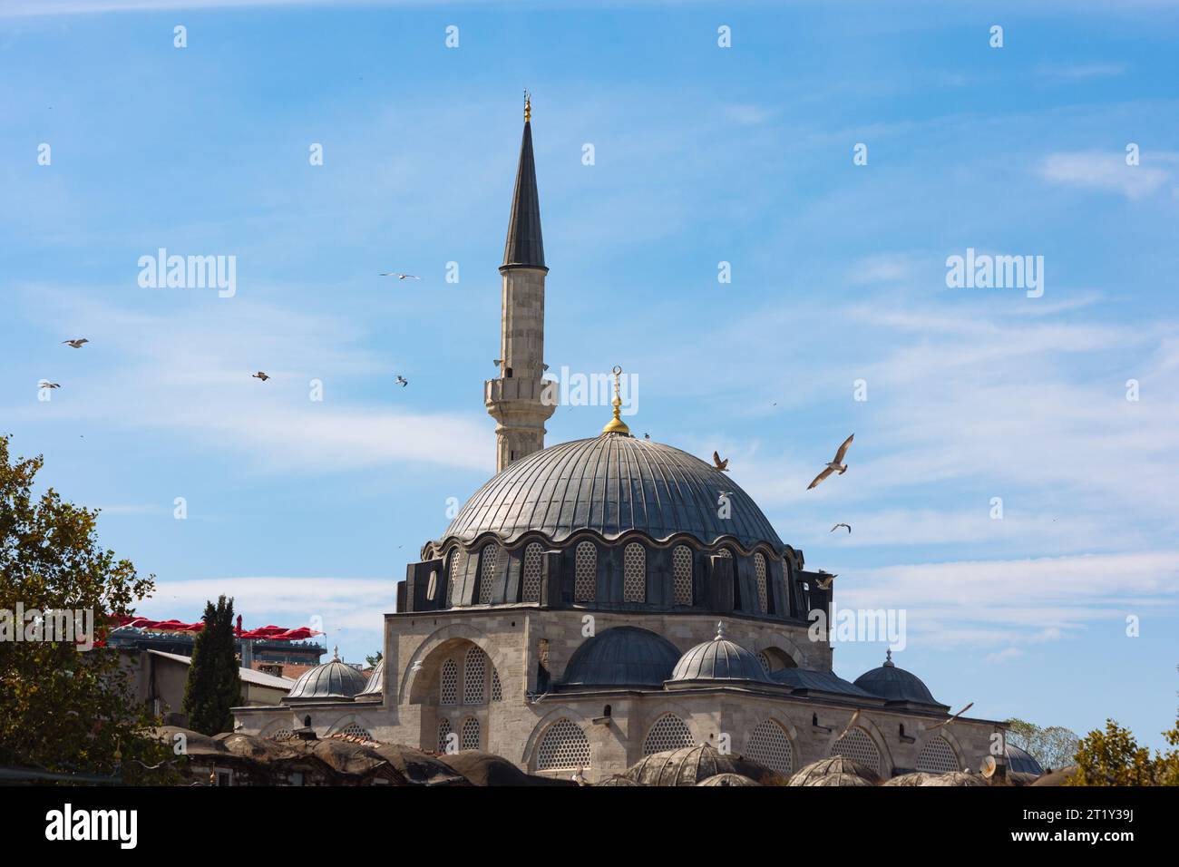 Rustem-Pasa-Moschee mit Möwen am Himmel. Ramadan oder islamisches Konzept Foto. Moscheen von Istanbul Hintergrundfoto. Stockfoto