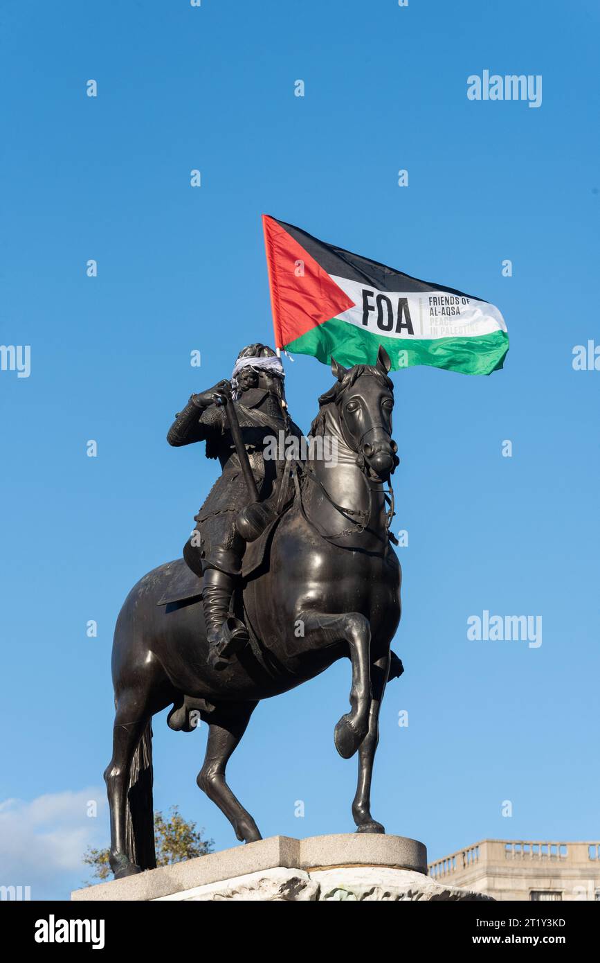 Protest für Palästina nach Eskalation der Militäraktion im Gazastreifen-Konflikt zwischen Israel und Hamas. FOA-Flagge, Reiterstatue von Karl I. Stockfoto