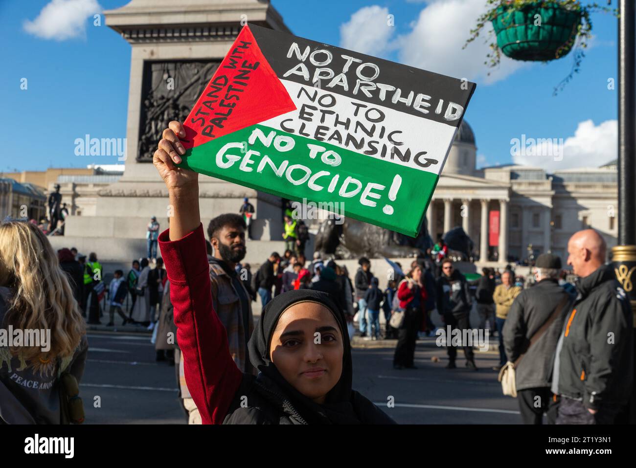 Protest für Palästina nach Eskalation der Militäraktion im Gazastreifen Konflikt zwischen Israel und Hamas. Weiblich, Plakat, Apartheid, ethnische Säuberung Stockfoto