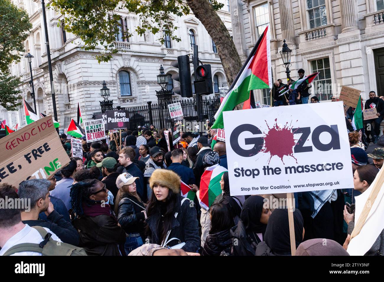 Protest für Palästina nach Eskalation der Militäraktion im Gazastreifen-Konflikt zwischen Israel und Hamas. Demonstranten vor der Downing Street Stockfoto