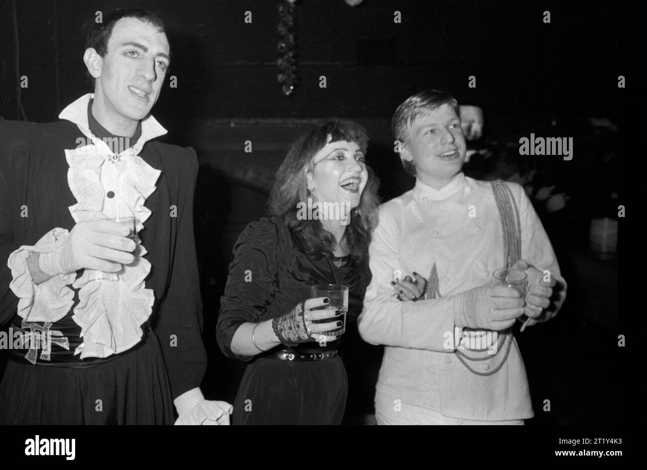 Richard Strange Schauspieler, Schriftsteller, Musiker (L) und Sean Crawford (R) wurde Schauspieler. Er war Mitglied von Tik und Tok, die hier mit Barbie Wilde aus Shock gesehen wurden. Tik und Tok waren ein robotisches Mime- und New Wave-Musikduo. New Romantics, Heaven Nightclub in Villiers Street Charing Cross, London, England Dezember 1980 1980, UK HOMER SYKES Stockfoto