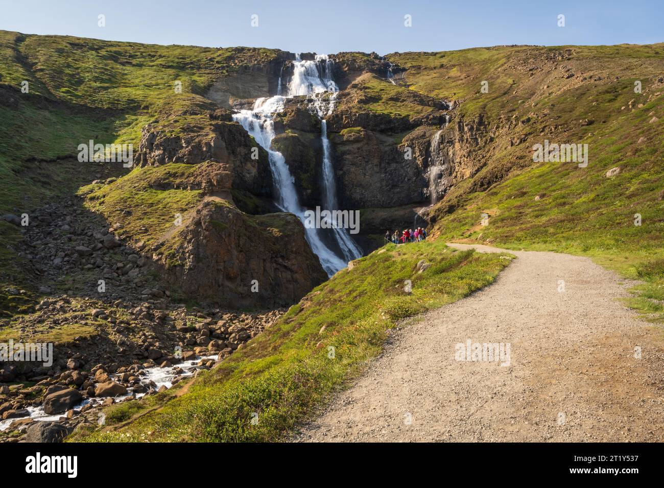 Der Rjúkandi-Wasserfall im Sommer in Island Stockfoto