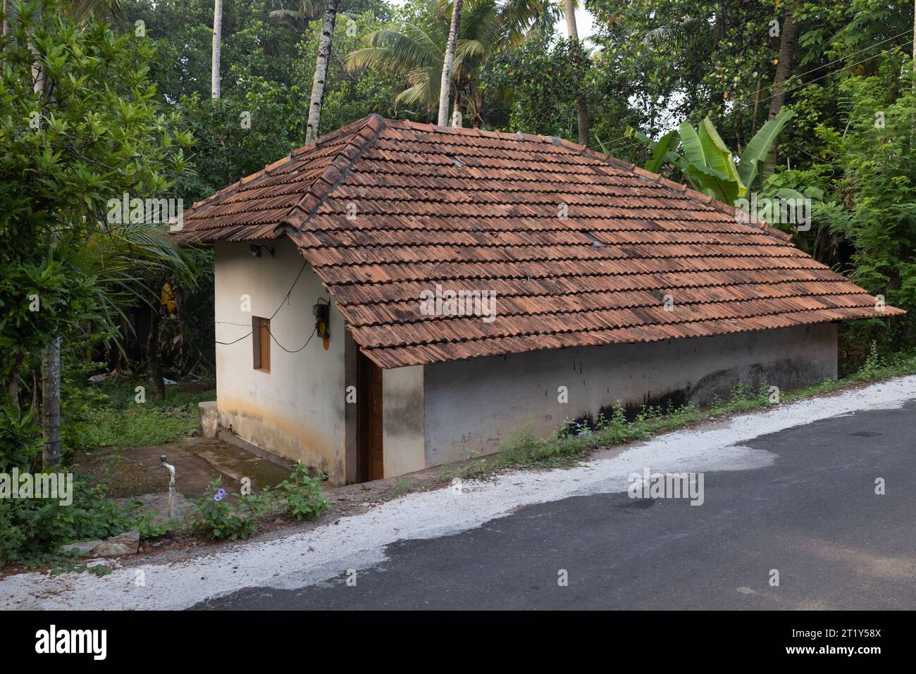 11. Juni 2023 Menglore: Alte Häuser mit Ziegeldach in vengurla sindhudurg Maharashtra Indien Asien Stockfoto