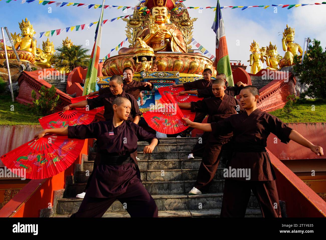 Ramkot, Nepal. August 2023. Nonnen praktizieren Kung Fu vor dem Haupttempel des Druk Amitabha Mountain Klosters am Rande von Kathmandu, Nepal am Dienstag, den 22. August 2023. Der Ventilator sieht aus wie ein normaler Ventilator, aber während der Notwehr ist er mit einer Klinge ausgestattet. Abseits des belebten Kathmandu-Tals liegt das beschauliche Druk Amitabha Mountain Nunnery, das einen atemberaubenden Blick auf die verehrte Swayambhunath Stupa bietet, die zum UNESCO-Weltkulturerbe gehört. In diesem ruhigen Heiligtum in Ramkot leben etwa 350 Nonnen aus verschiedenen Generationen, die zusammen als Kun bekannt sind Stockfoto