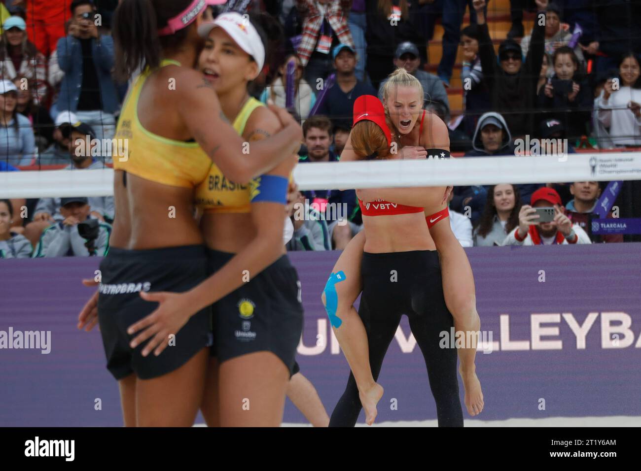 Tlaxcala, Ciudad de Mexico, Mexiko. Oktober 2023. KELLY CHENG und SARA HUGHES aus den USA feiern den Sieg beim Beach Volleyball World Championship Women's Final zwischen den USA und Brasilien. Cheng-Hughes gewann in Straight-Sets das weltweit führende Paar und verteidigte Weltmeister von ANA PATRICIA SILVA RAMOS und EDUARDA SANTOS LISBOA aus Brasilien, 21-16, 24-22(Credit Image: © Essene Hernandez/eyepix via ZUMA Press Wire) NUR REDAKTIONELLE VERWENDUNG! Nicht für kommerzielle ZWECKE! Stockfoto