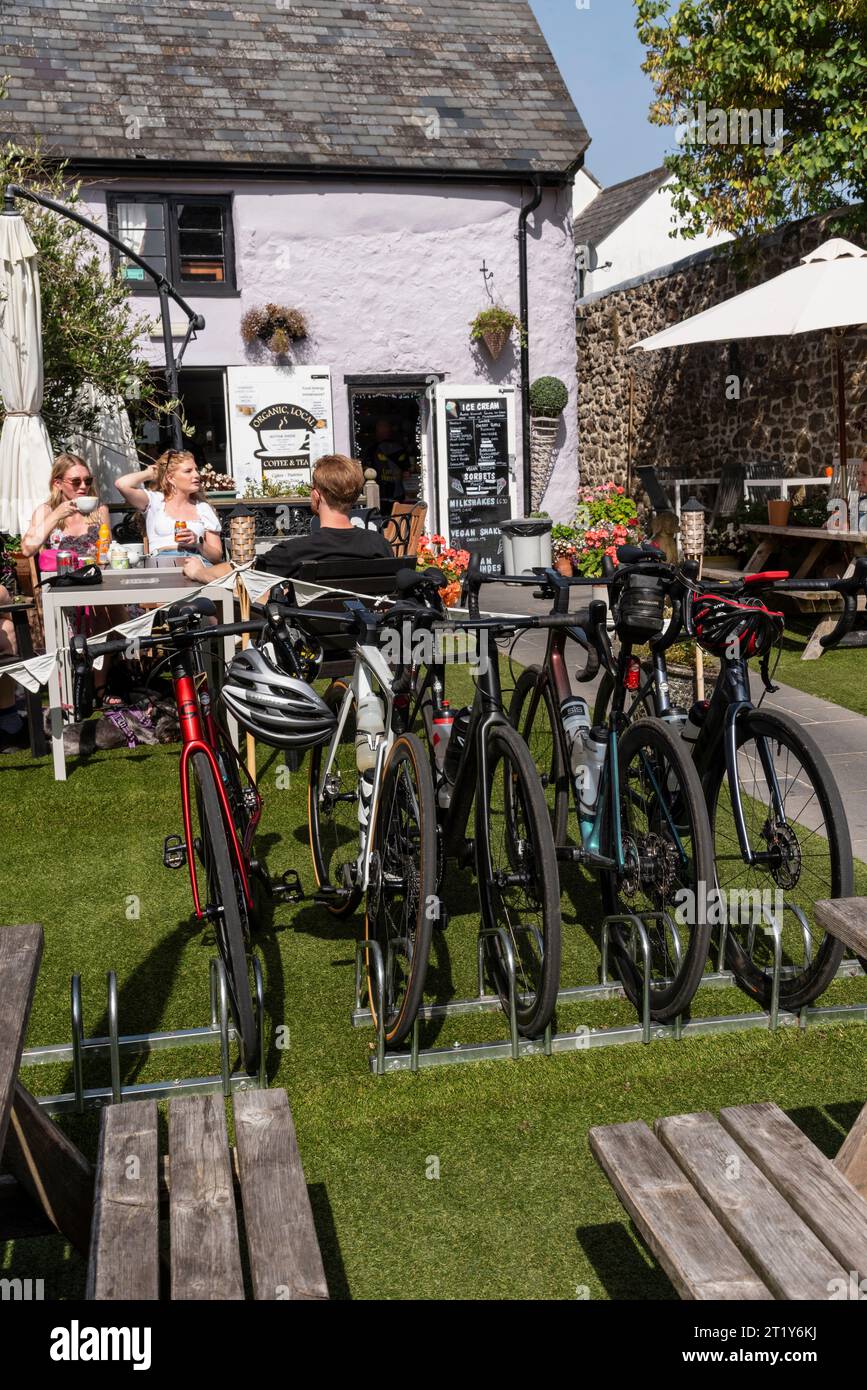 Moretonhampstead, Devon, England, Großbritannien. 05.09.2023. Fahrradständer für den Kunden im Garten eines Cafés in Moretonhampstead, Nord-Devon, England, Unite Stockfoto