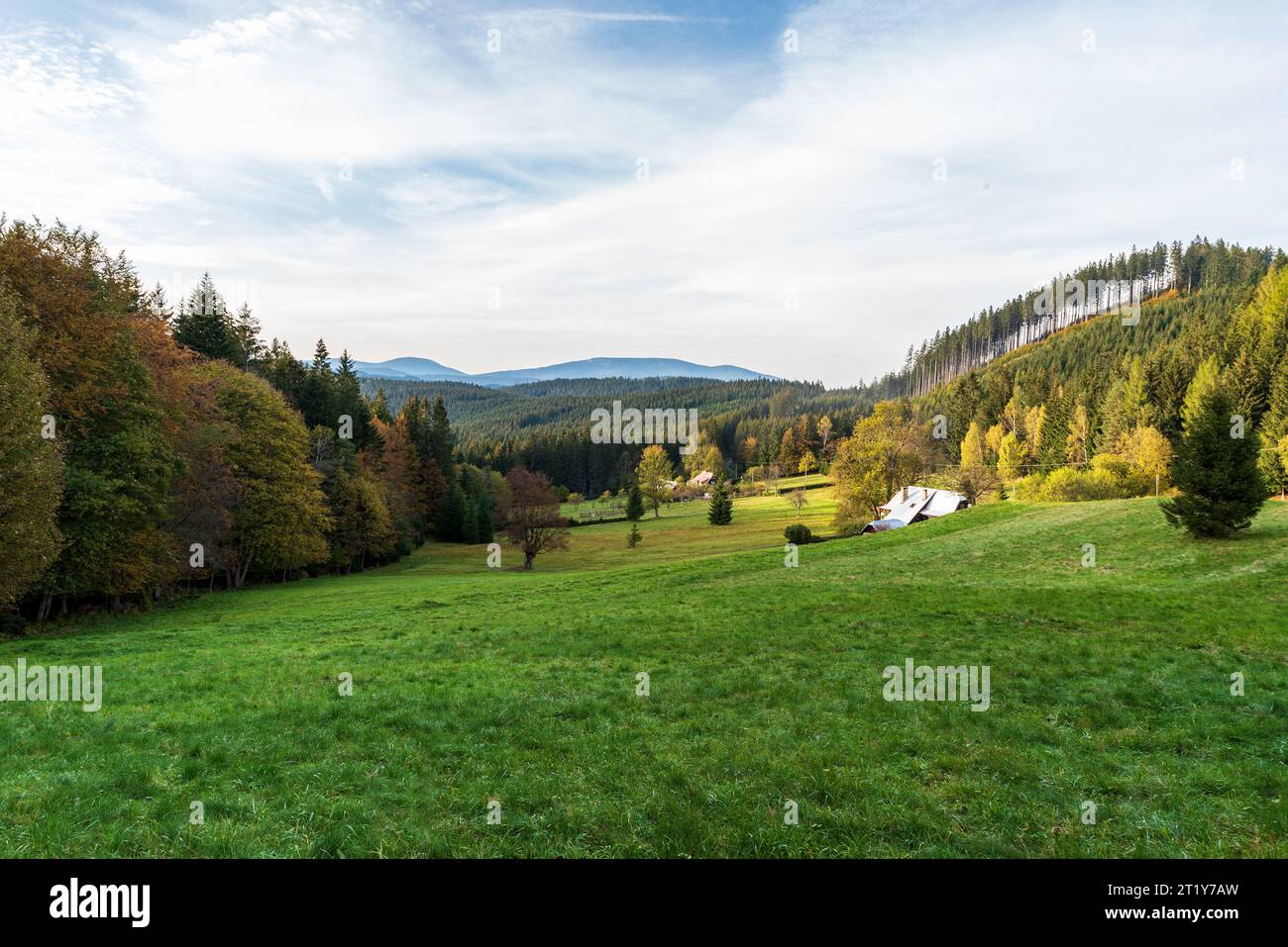 Herbst Moravskoslezske Beskiden Berge zwischen Bumbalka und Konecna an tschechisch-slowakischen Grenzgebieten mit zerstreuten Siedlungen, Hügeln bedeckt von Wiesen Stockfoto