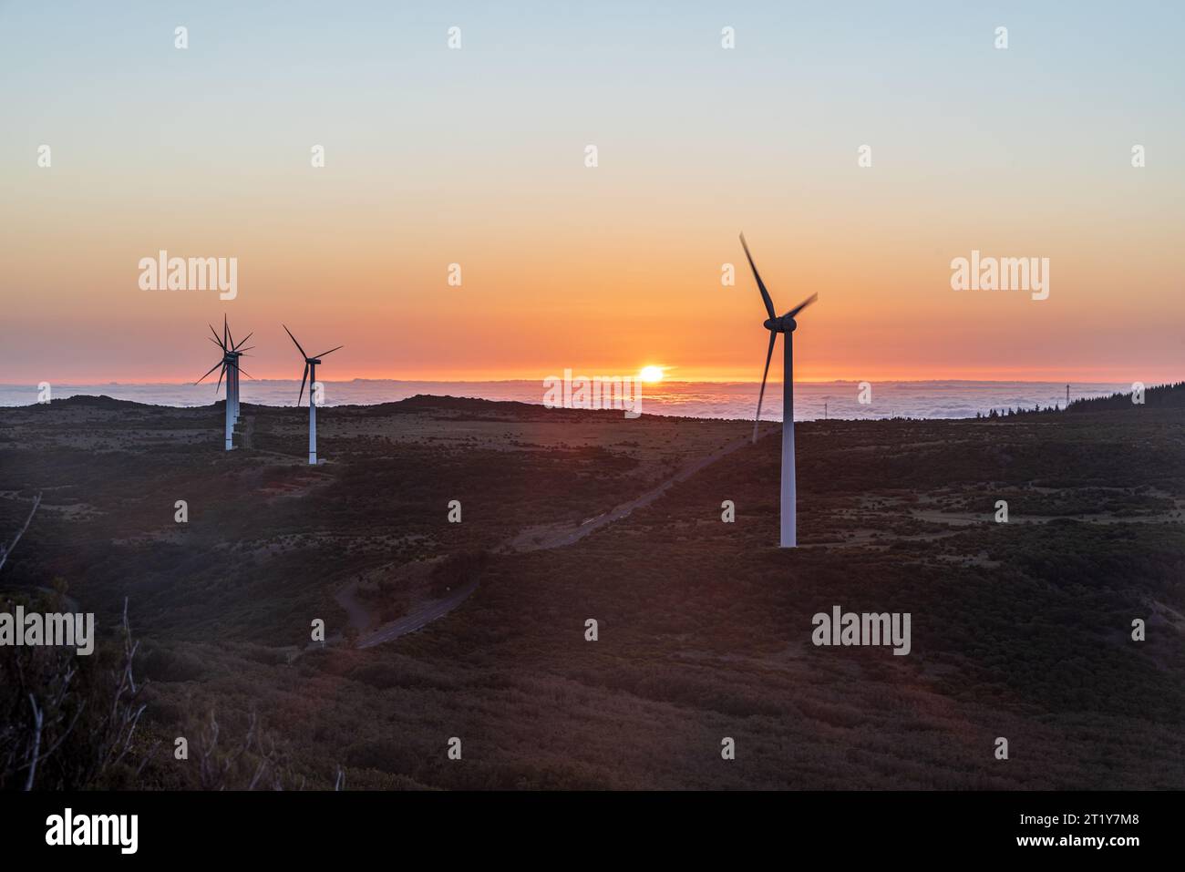 Sonnenuntergang mit Windturbinen und romantischem Himmel vom Gipfel des Bica da Cana auf Madeira Stockfoto