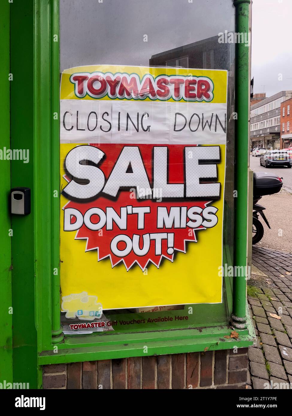 Winchester Hampshire England Vereinigtes Königreich. 13.10. 2023. Verkaufsschild an einem Spielzeugladen im Stadtzentrum von Winchester, Großbritannien Stockfoto