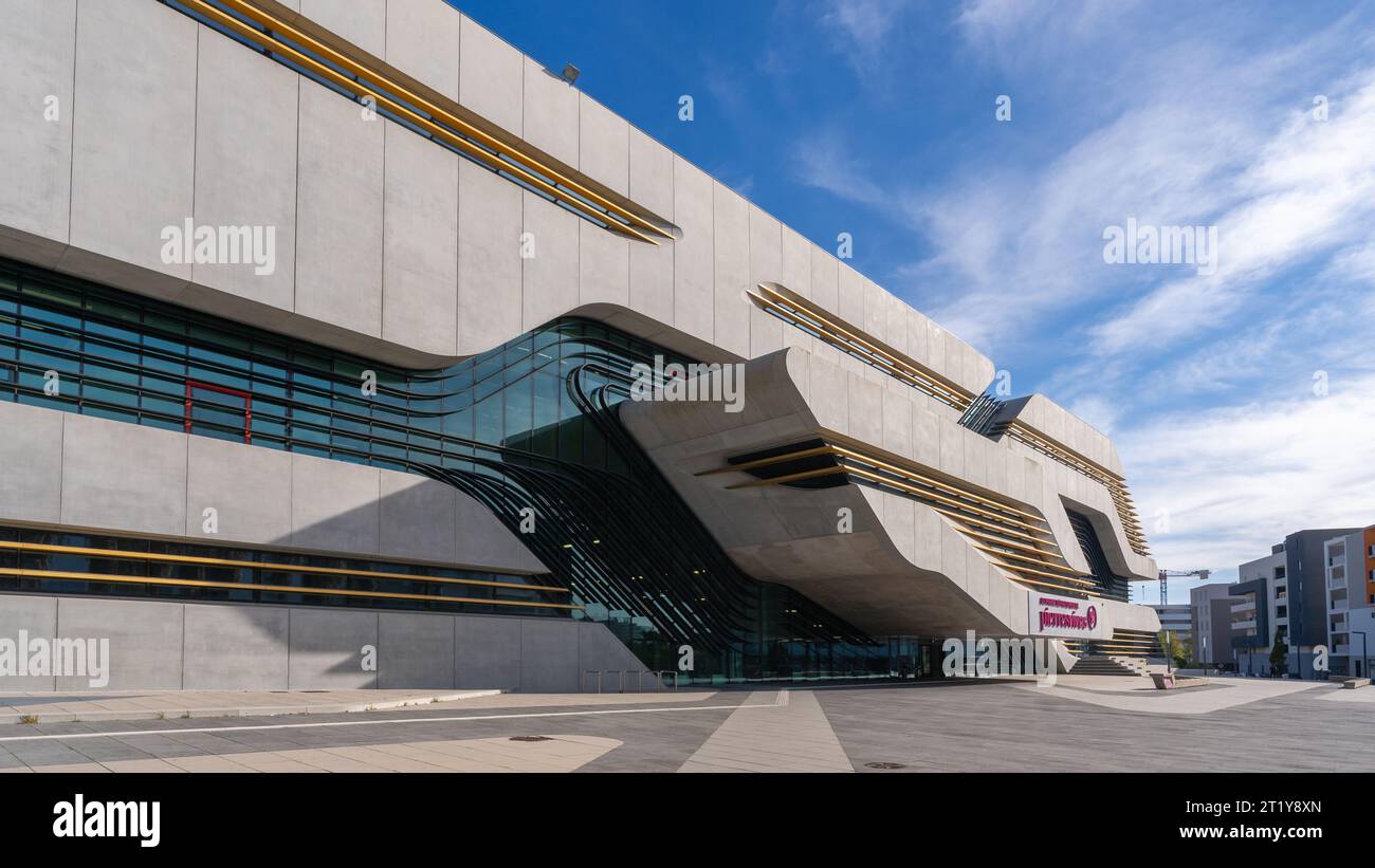 Montpellier, Frankreich - 09 28 2023 : perspektivische Sicht auf die Fassade des Pierresvives Archivs und des Medienbibliotheksgebäudes - Moderne Architektur von Zaha Hadid Stockfoto