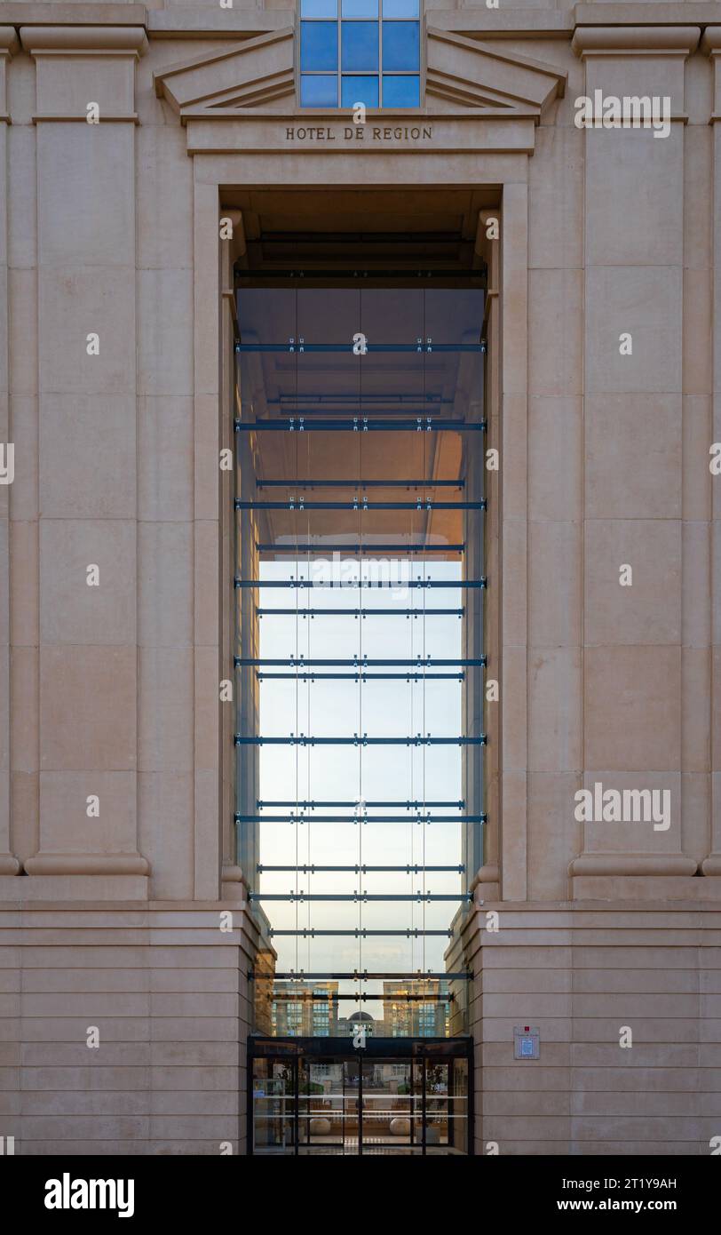 Montpellier, Frankreich - 01 12 2023 : vertikale Detailansicht der Fassade des Hotels de Region oder der Provinzhalle, moderne Architektur von Ricardo Bofill Stockfoto