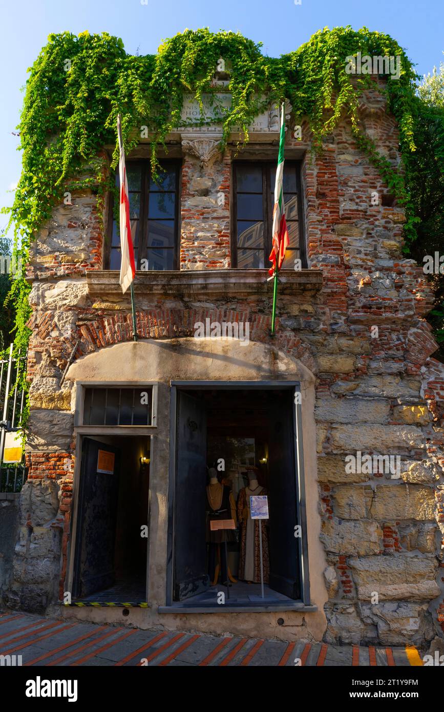 Das so genannte Kolumbus-Haus befindet sich außerhalb der mittelalterlichen Stadtmauer, in der Nähe des Tores der Porta Soprana, (Wiederaufbau aus dem 8. Jahrhundert) Genua, Ligurien Stockfoto