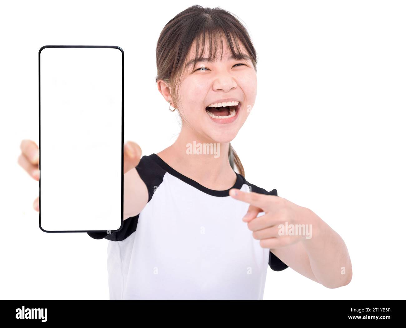 Glückliches asiatisches Mädchen, das Smartphone-Mockup von leerem Bildschirm hält Stockfoto