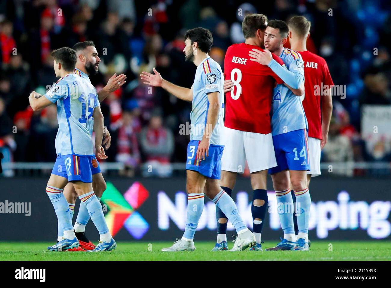 Oslo 20231015.der Norweger Sander Berge und der Spanier Aymeric Laporte nach dem Qualifikationsspiel der Europameisterschaft zwischen Norwegen und Spanien im Ullevaal-Stadion. Foto: Frederik Ringnes / NTB Stockfoto