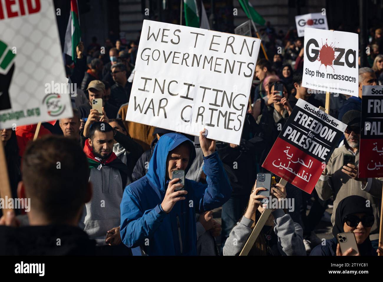 London, Großbritannien. Oktober 2023. Demonstranten halten Plakate während eines "Marsches für Palästina" im Rahmen einer pro-palästinensischen nationalen Demonstration. Der marsch wurde von der Palästinensischen Solidaritätskampagne, den Freunden von Al-Aqsa, der Stop the war Coalition, der Muslimischen Vereinigung Großbritanniens, dem Palästinensischen Forum in Großbritannien und der CND organisiert. (Foto: Tejas Sandhu/SOPA Images/SIPA USA) Credit: SIPA USA/Alamy Live News Stockfoto