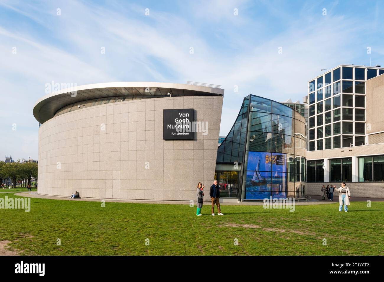Das Van Gogh Museum in Amsterdam, das sich am Museumplein befindet, wurde von Gerrit Rietveld und Kisho Kurokawa entworfen. Stockfoto