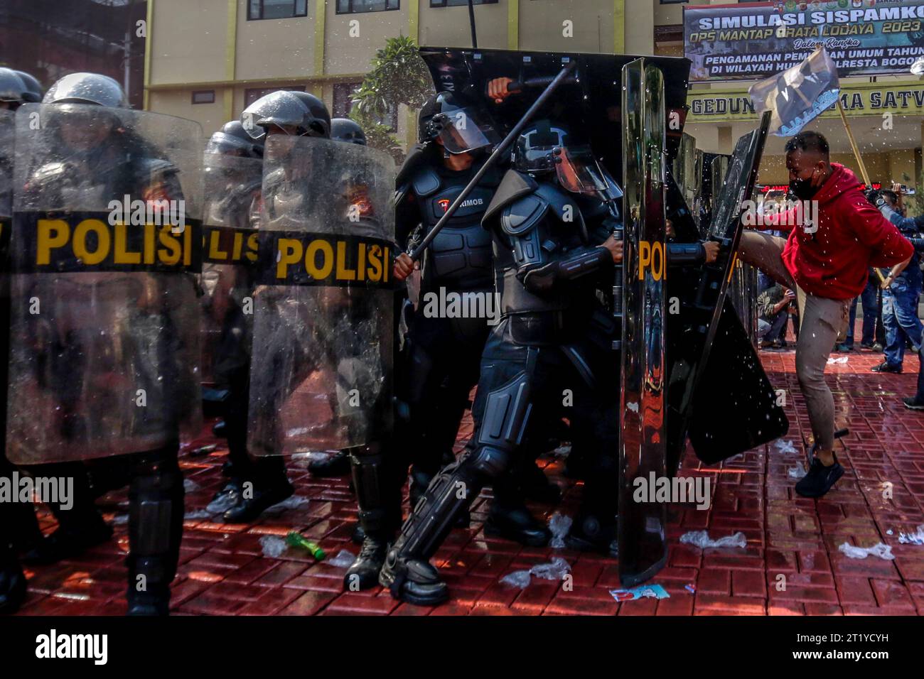 Simulation des Umgangs mit Demonstranten während der allgemeinen Wahlen 2024 Sicherheit durch Polizeibeamte in Bogor City, West Java, Indonesien Stockfoto