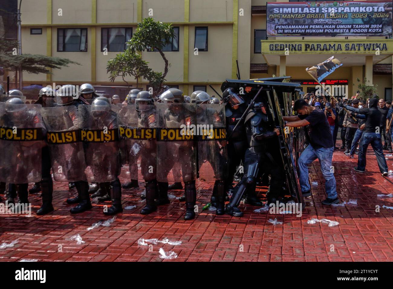 Simulation des Umgangs mit Demonstranten während der allgemeinen Wahlen 2024 Sicherheit durch Polizeibeamte in Bogor City, West Java, Indonesien Stockfoto