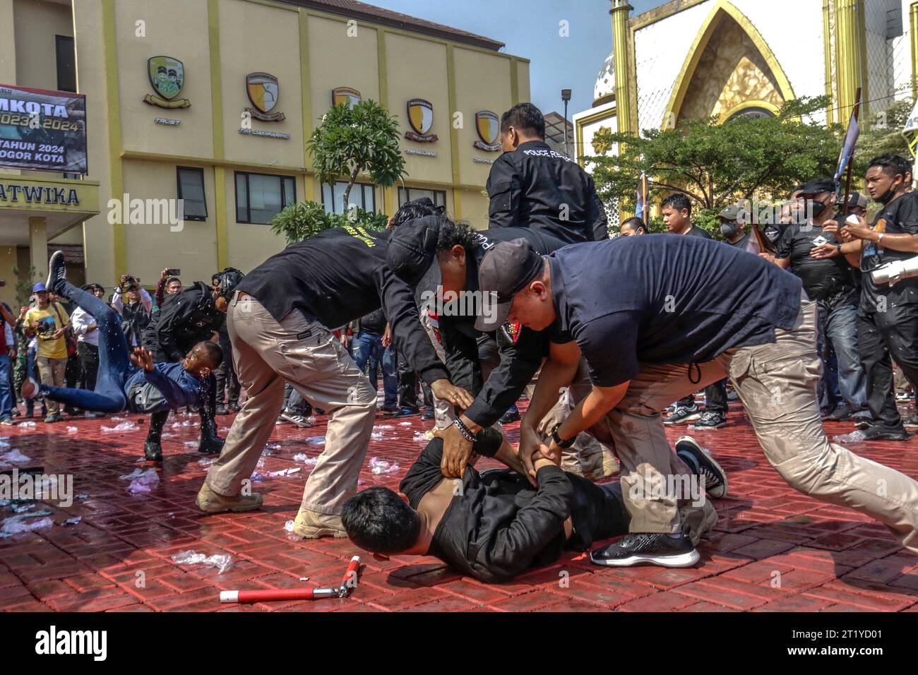 Simulation des Umgangs mit Demonstranten während der allgemeinen Wahlen 2024 Sicherheit durch Polizeibeamte in Bogor City, West Java, Indonesien Stockfoto