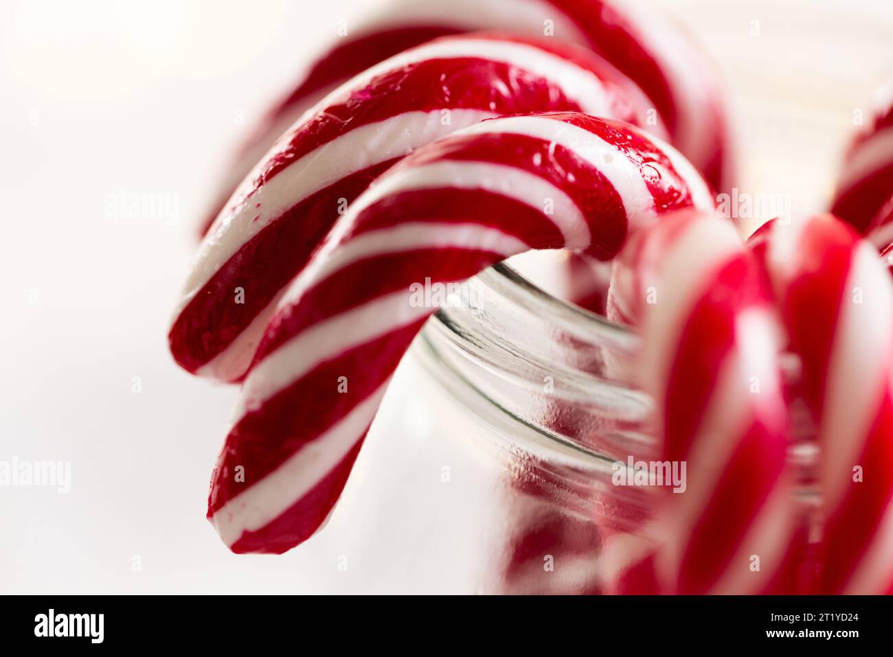 Glas mit weihnachtlichen Bonbons mit Kopierraum auf weißem Hintergrund Stockfoto