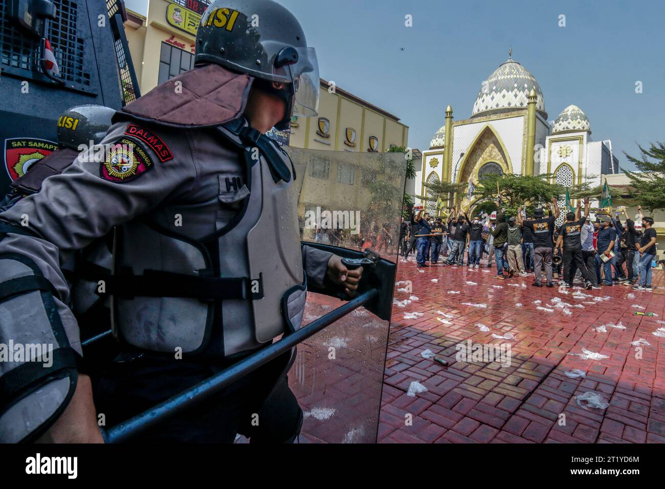 Simulation des Umgangs mit Demonstranten während der allgemeinen Wahlen 2024 Sicherheit durch Polizeibeamte in Bogor City, West Java, Indonesien Stockfoto