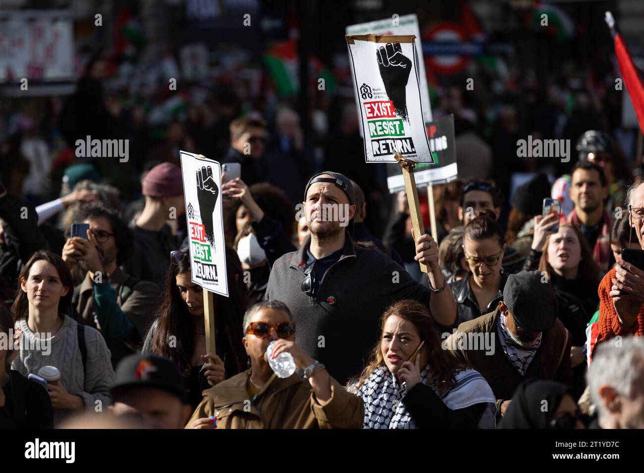 London, Großbritannien. Oktober 2023. Demonstranten halten Plakate während eines "Marsches für Palästina" im Rahmen einer pro-palästinensischen nationalen Demonstration. Der marsch wurde von der Palästinensischen Solidaritätskampagne, den Freunden von Al-Aqsa, der Stop the war Coalition, der Muslimischen Vereinigung Großbritanniens, dem Palästinensischen Forum in Großbritannien und der CND organisiert. (Foto: Tejas Sandhu/SOPA Images/SIPA USA) Credit: SIPA USA/Alamy Live News Stockfoto