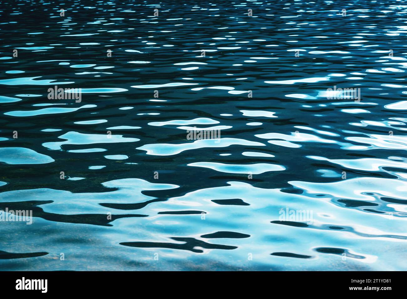 See Bohinj Wasseroberfläche, Wellenmuster als natürlicher Hintergrund, selektiver Fokus Stockfoto