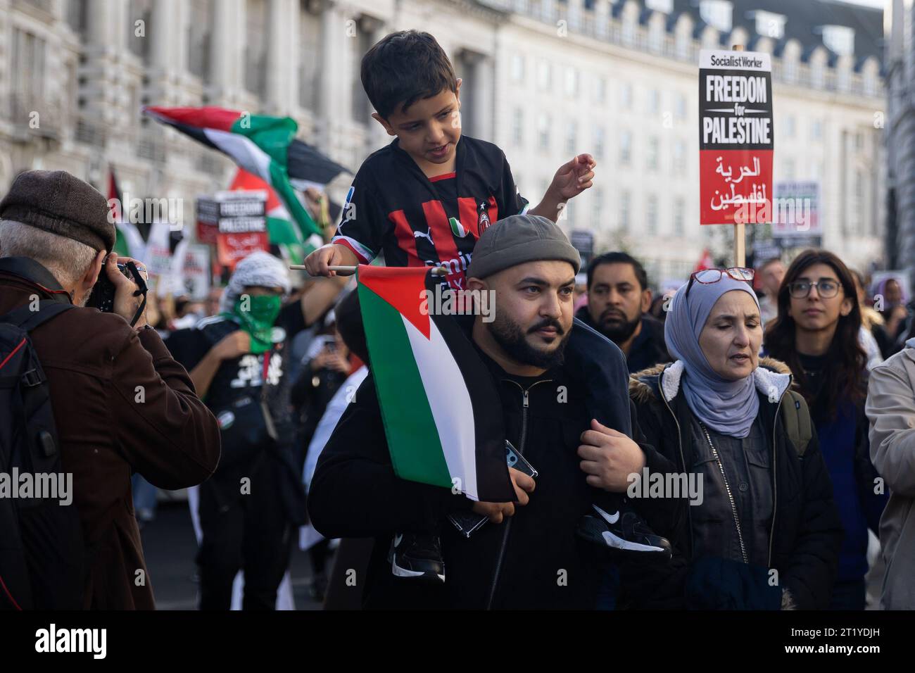 London, Großbritannien. Oktober 2023. Ein Vater und ein Sohn nehmen an einem "Marsch für Palästina" Teil, als Teil einer pro-palästinensischen Demonstration. Der marsch wurde von der Palästinensischen Solidaritätskampagne, den Freunden von Al-Aqsa, der Stop the war Coalition, der Muslimischen Vereinigung Großbritanniens, dem Palästinensischen Forum in Großbritannien und der CND organisiert. (Foto: Tejas Sandhu/SOPA Images/SIPA USA) Credit: SIPA USA/Alamy Live News Stockfoto
