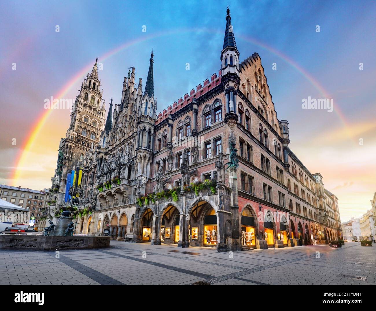 München - Regenbogen über dem Rathaus am Marienplatz, Rathaus - Deutschland Bayern Stockfoto
