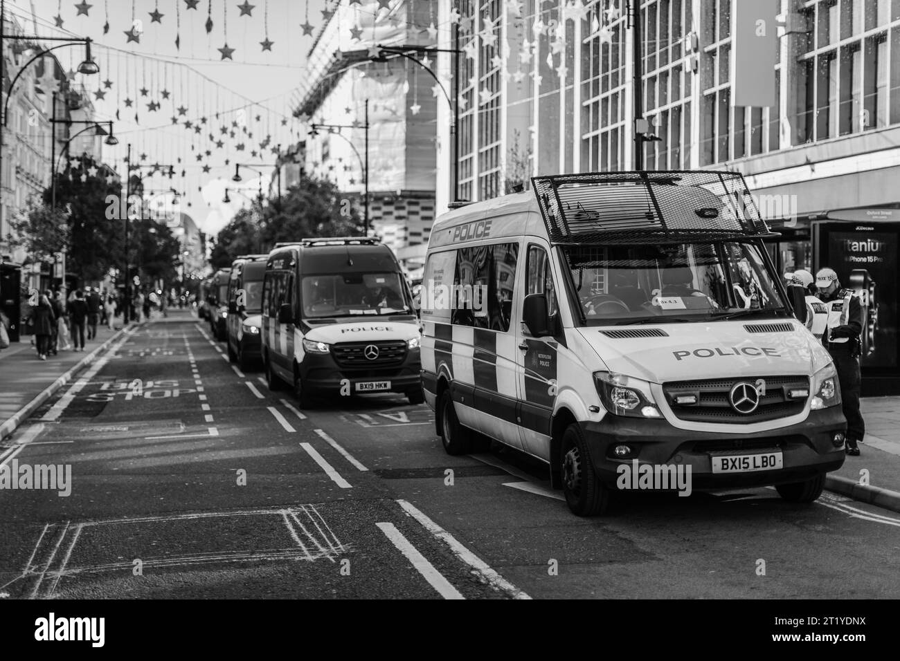 Schwarz-weiße Polizeiwagen beim Pro-palästinensermarsch in London. Stockfoto