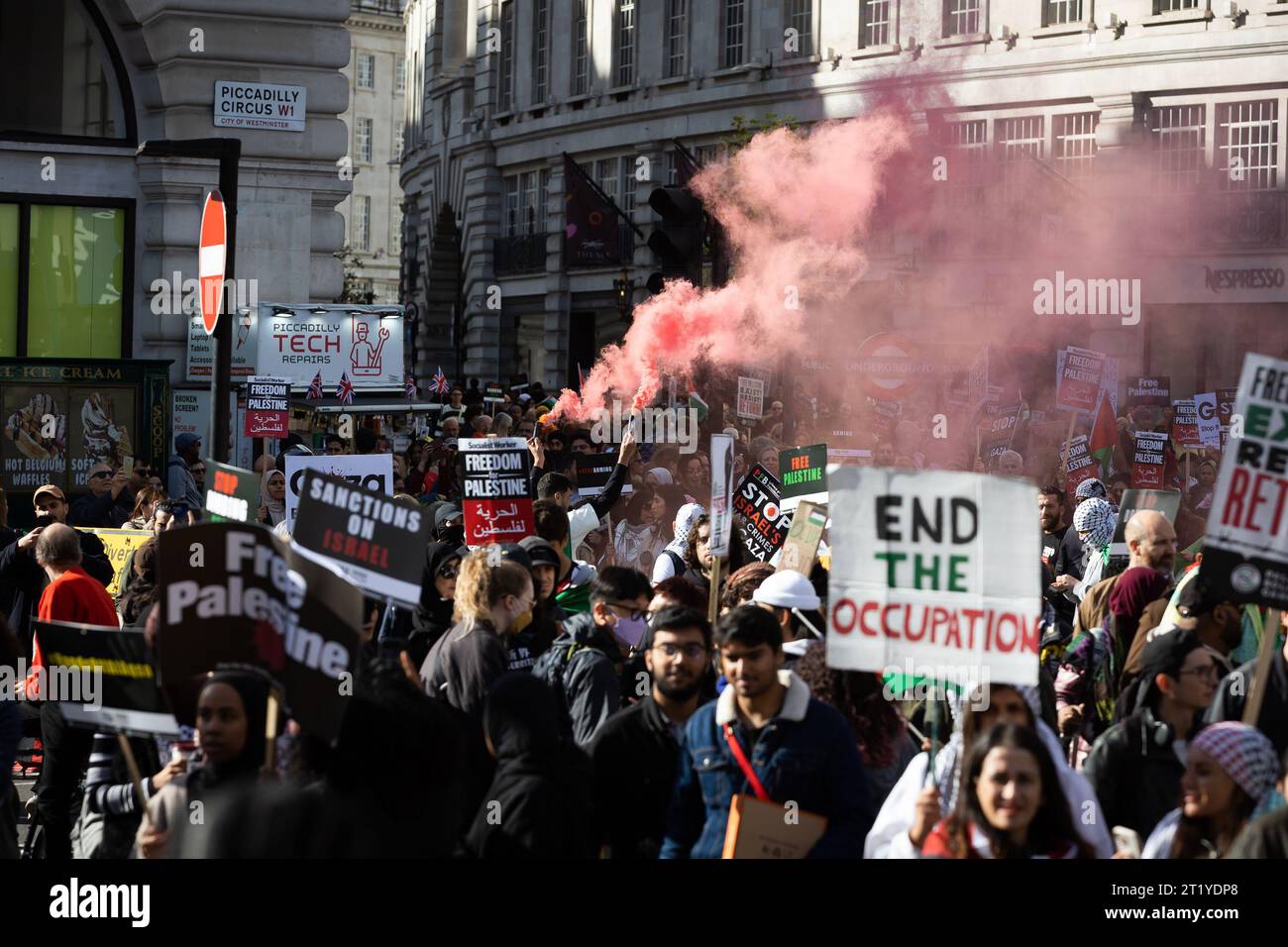 London, Großbritannien. Oktober 2023. Demonstranten halten Plakate während eines "Marsches für Palästina" im Rahmen einer pro-palästinensischen nationalen Demonstration. Der marsch wurde von der Palästinensischen Solidaritätskampagne, den Freunden von Al-Aqsa, der Stop the war Coalition, der Muslimischen Vereinigung Großbritanniens, dem Palästinensischen Forum in Großbritannien und der CND organisiert. Quelle: SOPA Images Limited/Alamy Live News Stockfoto