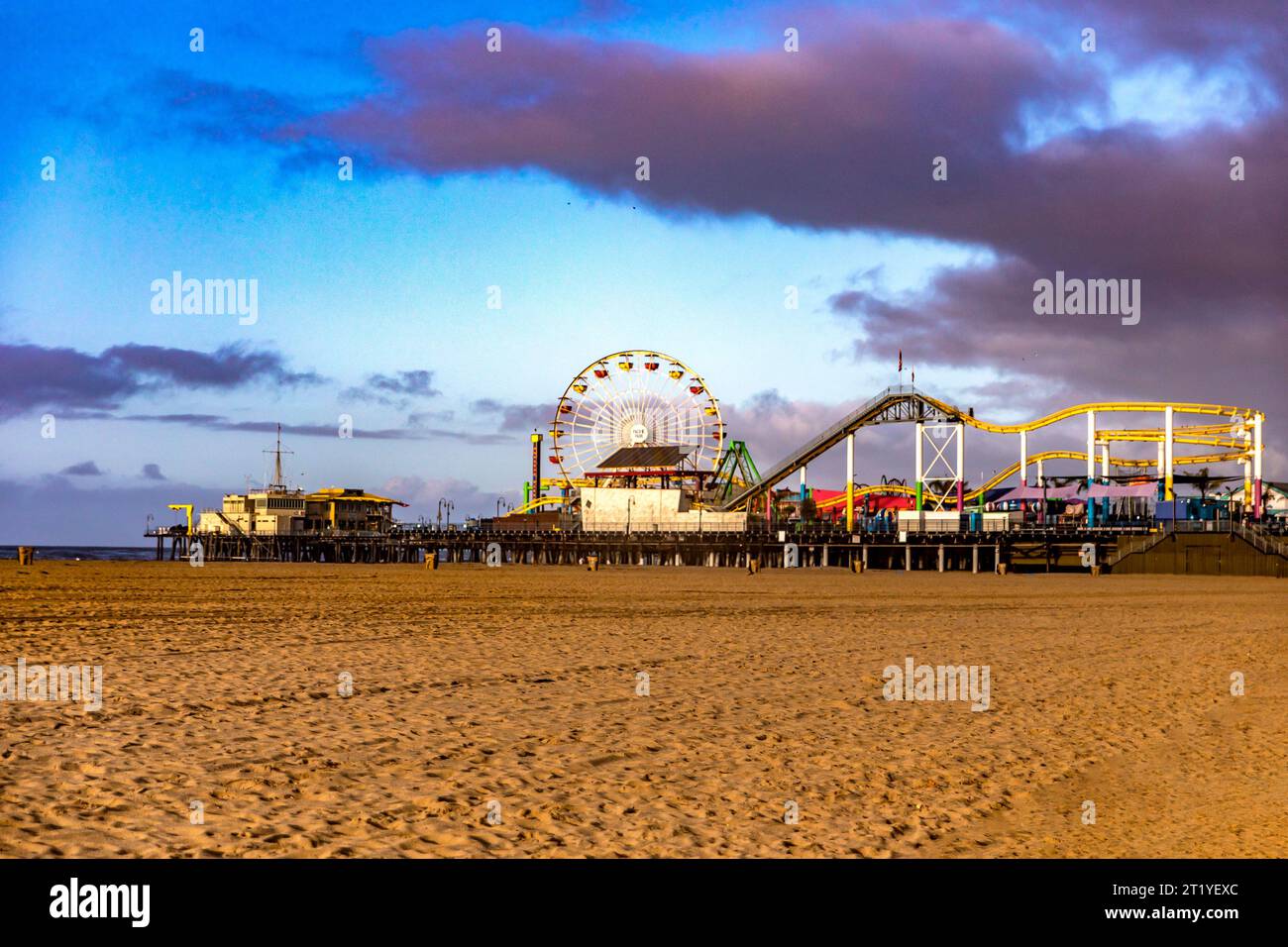 Das berühmte Pacific Park Ferris Rad am Santa Monica Pier im Bundesstaat Kalifornien in den Vereinigten Staaten von Amerika. Stockfoto