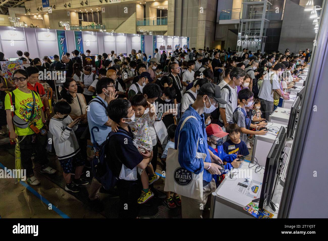 Tokio, Japan. September 2023. Ein japanischer Junge spielt mit seinem Vater ein Videospiel im Familien- und Kinderbereich auf der Tokyo Game Show 2023 in der Makuhari Messe. Im Family & Kids Bereich der Tokyo Game Show 2023 konnten Kinder und ihre Eltern neue Videospiele mit pädagogischem Hintergrund erleben. (Foto: Stanislav Kogiku/SOPA Images/SIPA USA) Credit: SIPA US/Alamy Live News Stockfoto