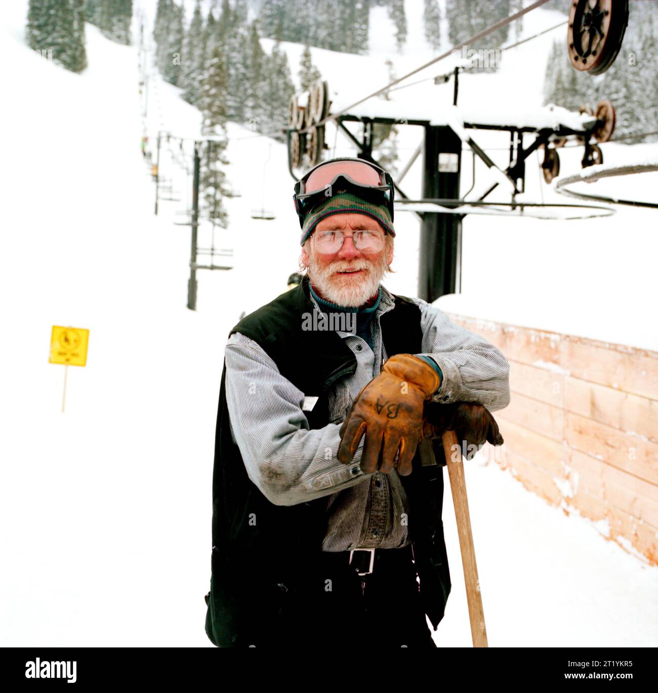 Ein Arbeiter steht vor den Liften in einem der beliebtesten Skigebiete Washingtons. Stockfoto