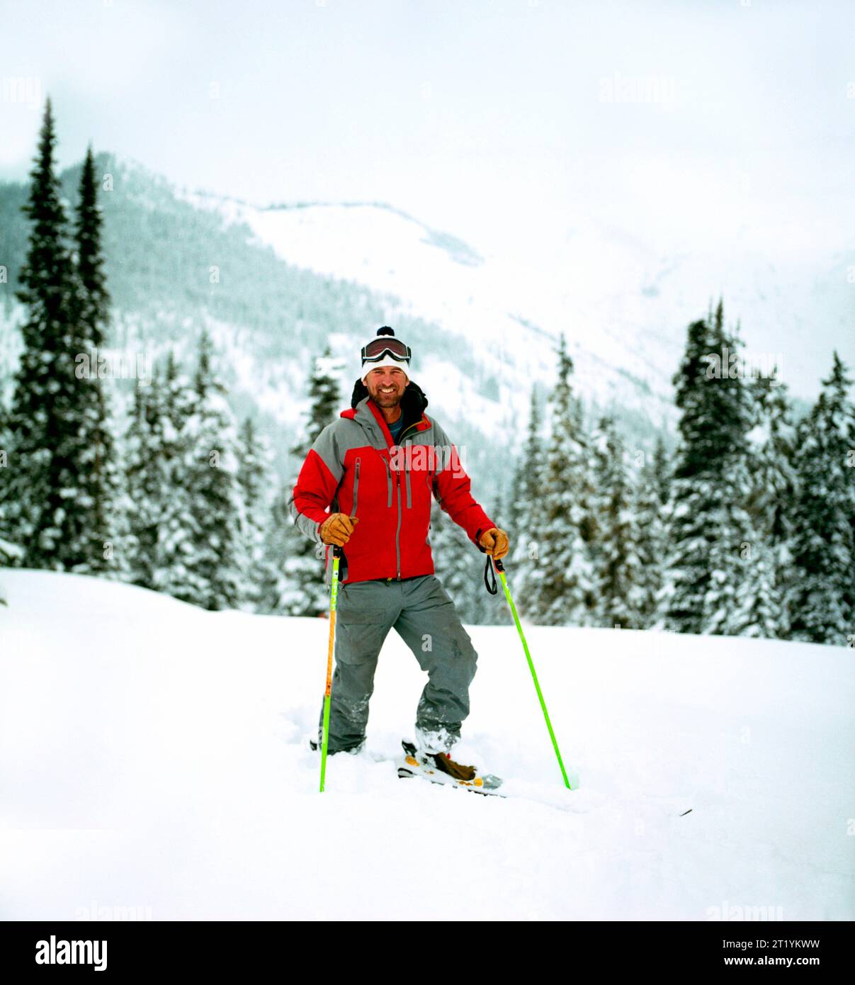 Der bekannte Skifahrer und Jurist von Skiwettbewerben, Jim Jack, steht im frischen Powder. Jim wurde 2012 in einer Lawine gefangen und wurde mit drei weiteren Skifahrern im Hinterland getötet. Stockfoto