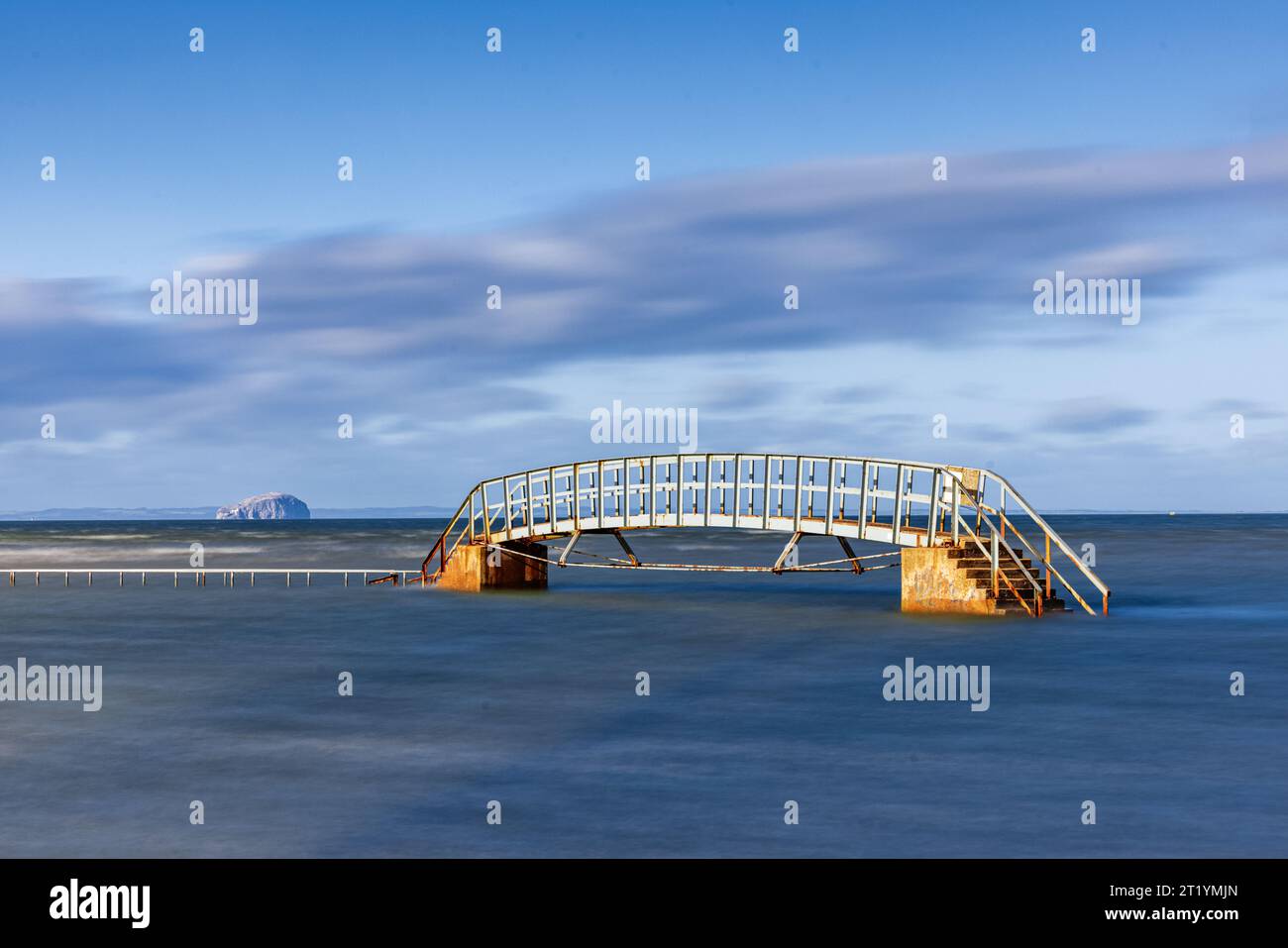 Dunbar, Großbritannien. 13. Oktober 2023 im Bild: Die Belhavenbrücke, auch bekannt als „Brücke ins Nirgendwo“, ist eine Brücke über das Bieler Wasser. Kredit: Reich Stockfoto