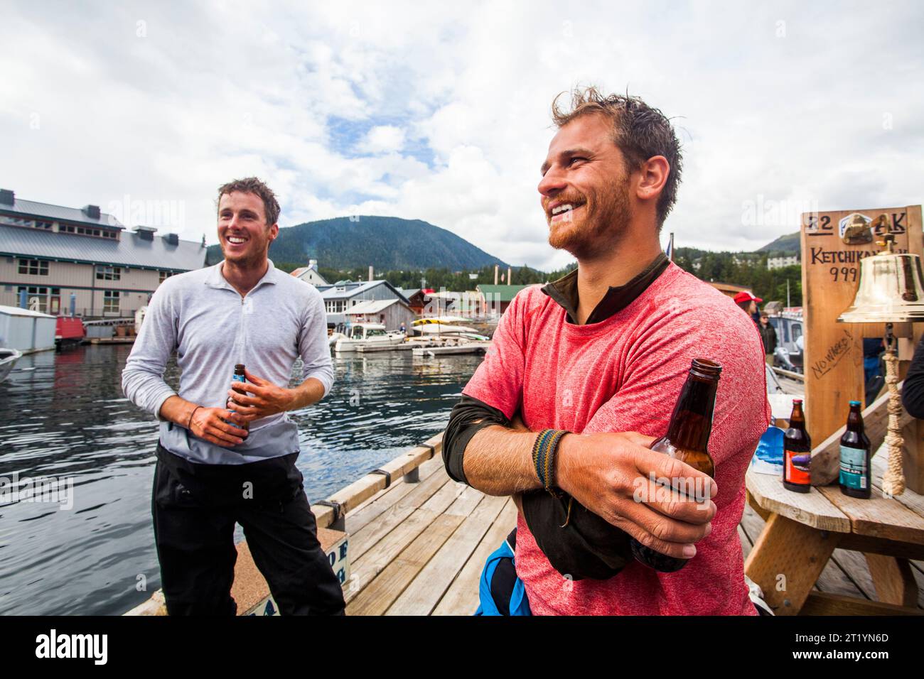 Mitglieder des Teams Soggy Beavers kommen nach Ketchikan, Alaska, nachdem sie 750 km von Port Townsend im Rennen nach Alaska gepaddelt haben. Stockfoto