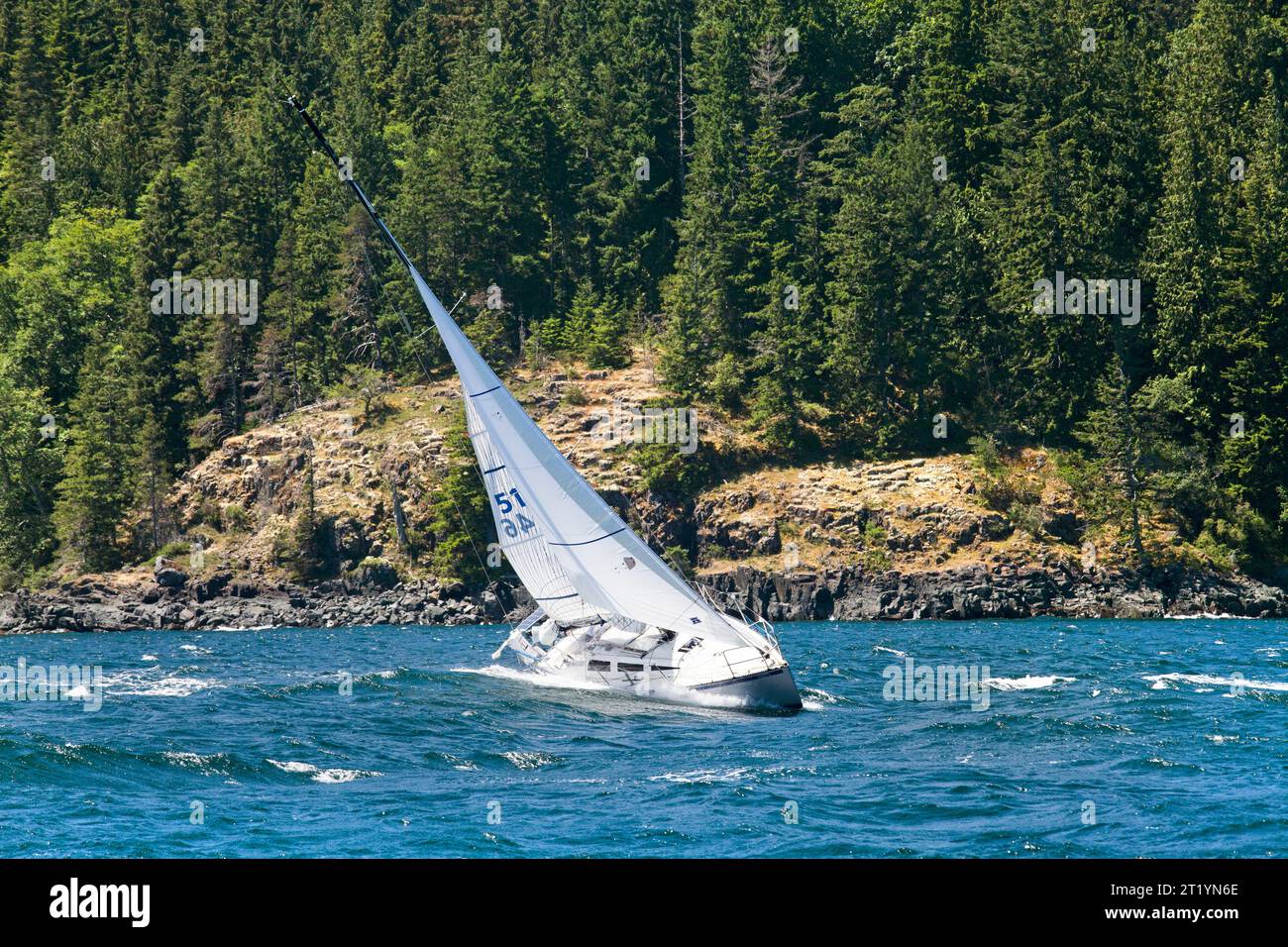 Team Por Favor macht sich an einem windigen Tag im Rennen nach Alaska durch die Johnstone Strait vor der Küste von Vancouver Island. Stockfoto