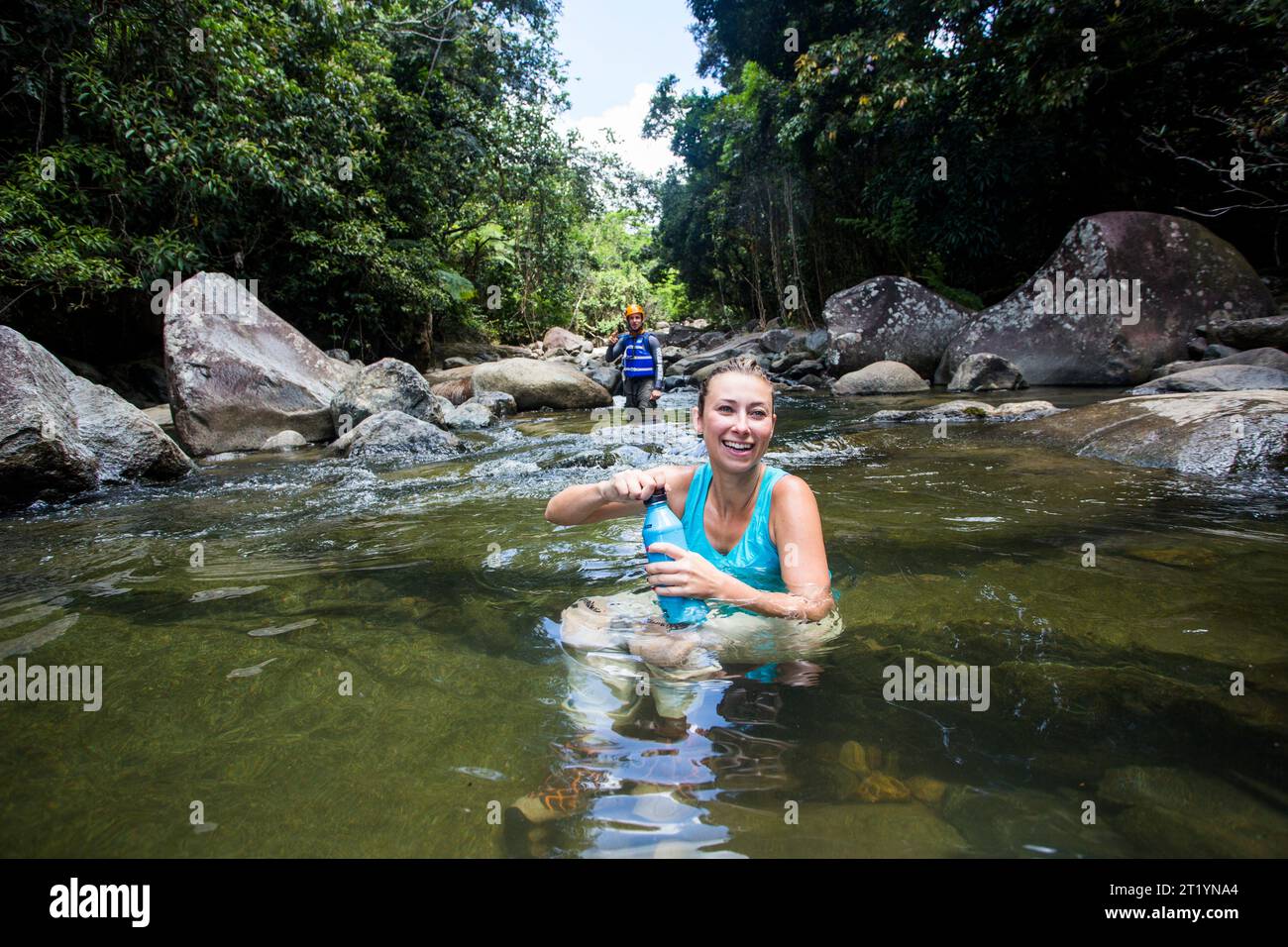 Eine junge Frau wandert durch den Dschungel von Puerto Rico auf einem Abenteuer an einem sonnigen Tag. Stockfoto