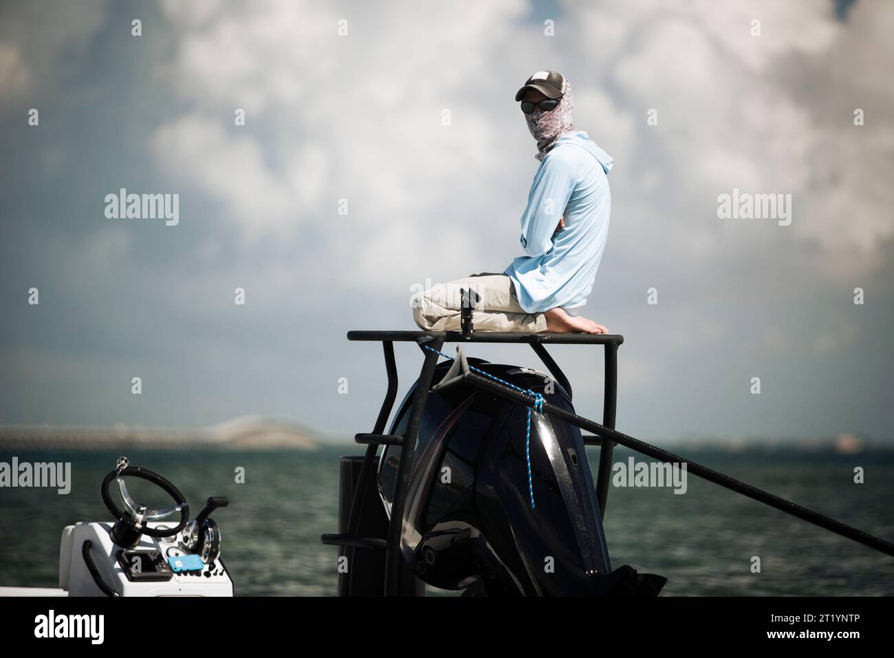 Mann, der auf einem Motorboot sitzt Stockfoto