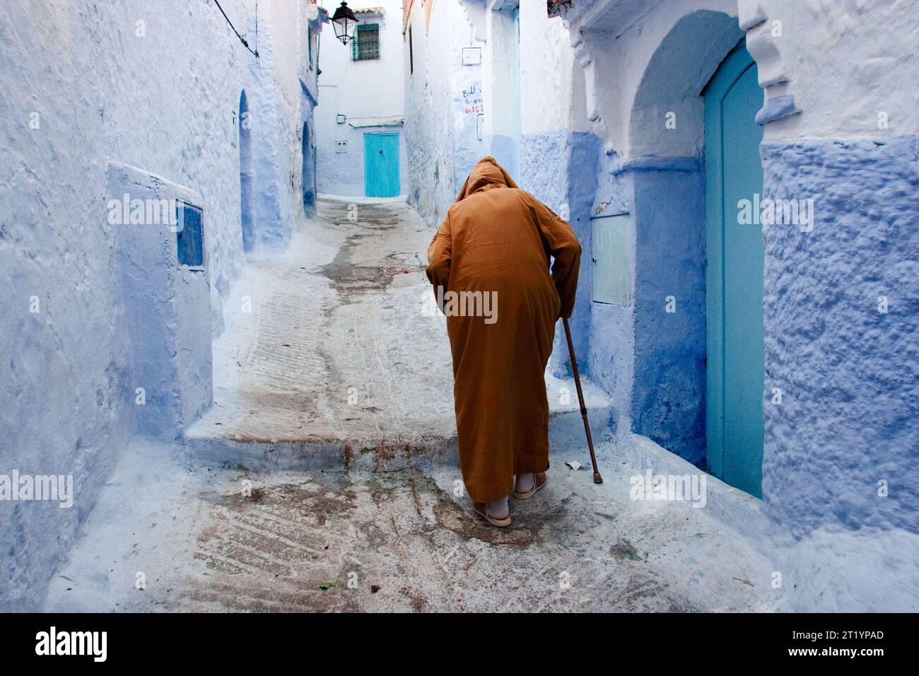 Ein alter Mann, der in einer typischen Straße in der Region Chefchaouen Rif in Marokko spaziert Stockfoto