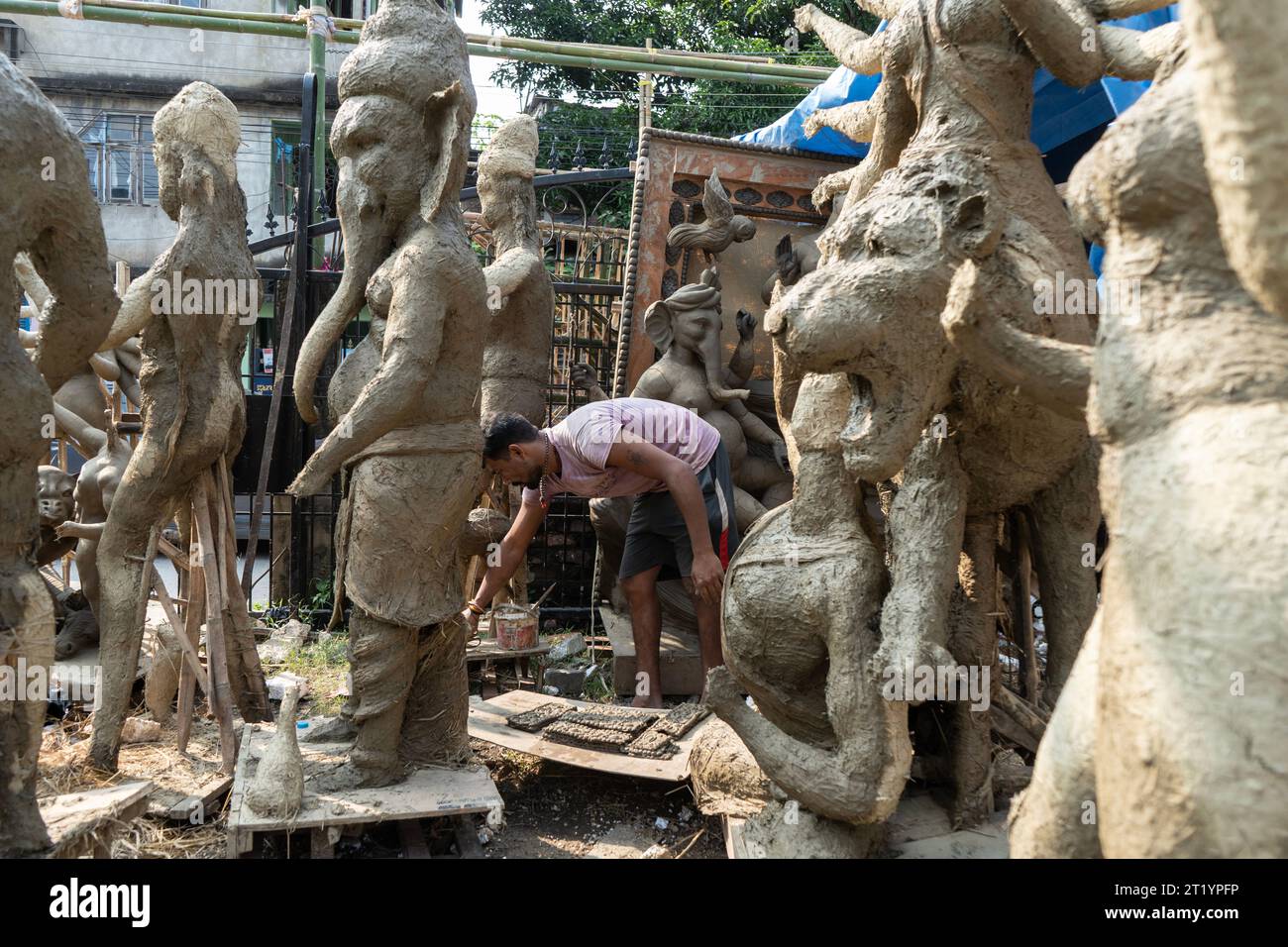 Ein Handwerker ist damit beschäftigt, Durga Idols vor Durga Puja in Indien vorzubereiten Stockfoto